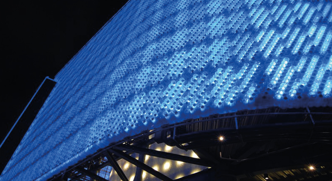 Edificio construido con botellas de PET