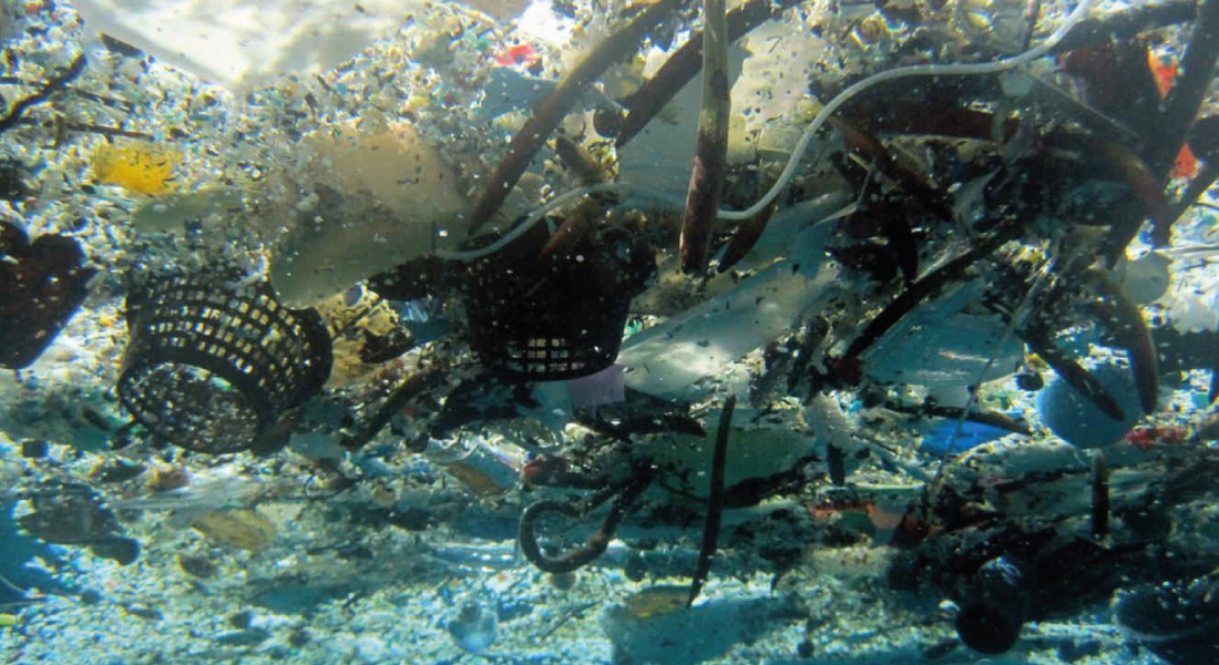 Basura de plástico en el mar